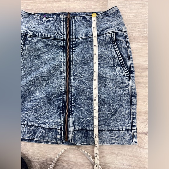 Stretchy Acid wash Denim mini skirt - Picture 3 of 5